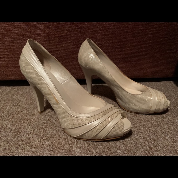 Cream peep-toe shoes size 38 (7-7 1/2) - Picture 1 of 4